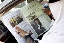 Muž v Saúdské Arábii čte o novém iráckém hrdinovi.
