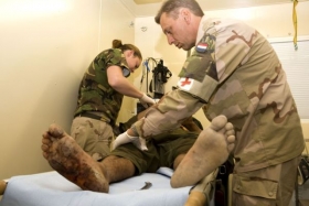 Nizozemští lékaři ošetřují zraněného Afghánce.