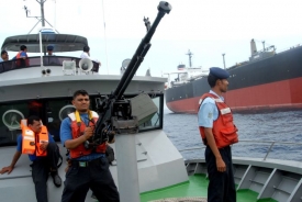 Jemenský hlídkový člun u japonského tankeru napadeného piráty (2008).