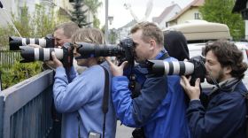 Novináře v Amstettenu pomalu střídají turisté.