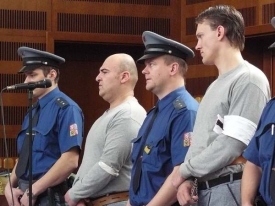 Vlevo Christo Georgiev Angelov při vyhlašování rozsudku