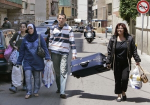 Sunnitská rodina opouští domov.