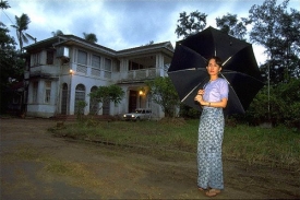 Su Ťij na pozemku svého domu, který je jí vězením. Rok 1995.
