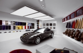 V takzvaném ateliéru si zájemci o čtyřmístné Ferrari 612 Scaglietti (a brzy také o 599 GTB Fiorano) mohou navrhnout některé detaily svého vozu podle vlastních představ.