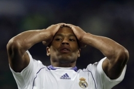 Zklamaný záložník Realu Madrid Julio Baptista.