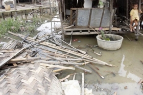 Trosky a bahno. Domy zasažené cyklonem nedaleko Rangúnu.