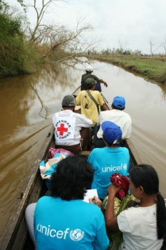 Barmští pomocníci na cestě do jedné ze zaplavených vesnic.