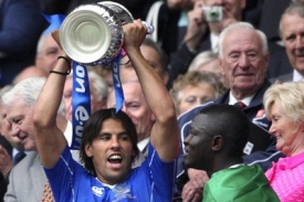 Milan Baroš zvedá nad hlavu trofej pro vítěze Anglického poháru.