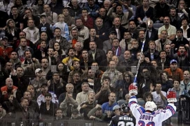 Diváci byli při premiéře NHL v Praze spíš sticha.