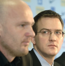 Trenér Michal Bílek (vlevo) pod dohledem šéfa Daniela Křetínského.