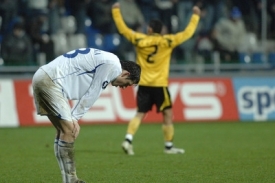 Smutek hráče Mladé Boleslavi, v pozadí se raduje soupeř z AEK