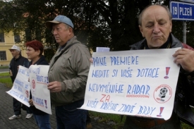 Místní obyvatelé demonstrují proti umístění radarové základny v Česku před zámkem ve Spáleném Poříčí.