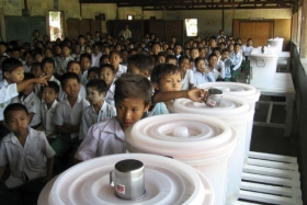 Dětské oběti cyklonu se učí, jak šetrně zacházet s pitnou vodou.