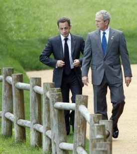 Americký prezident George Bush a hlava Francie Nicolas Sarkozy.