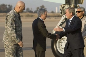 Bushe v Iráku vítají tamní velitel amerických vojsk a ambasador USA.