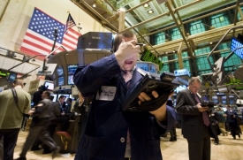 Na Wall Streetu nálada setrvale spíše pod psa.
