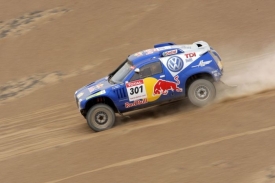 Carlos Sainz s volkswagenem udržel na Dakaru vedení i po 9. etapě.