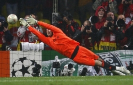 Petr Čech inkasuje z penalty ve finále Ligy mistrů.
