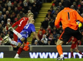 Petr Čech v brance Chelsea inkasuje po střele Torrese.