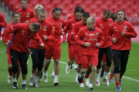Čeští fotbalisté trénují před zápasem s Anglií na stadionu ve Wembley.