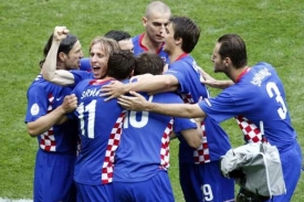 Fotbalisté Chorvatska se radují z jedinné branky v utkání s Rakouskem.