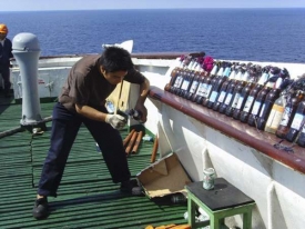 Posádka čínské lodi se brání zápalnými lahvemi pirátům (prosinec 08).