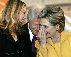 Clintonovi. Po Billovi do Bílého domu jeho žena (foto s dcerou