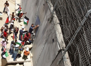 Beton brání vstupu jak do Izraele, tak přes něj i do Gazy.