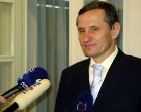 Jiří Čunek právě oznamuje rezignaci.