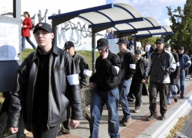 Radikálové z Dělnické strany pochodují sídlištěm v Litvínově.