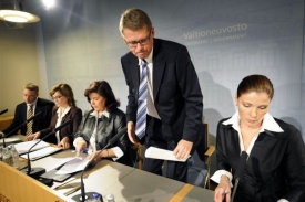 Sliby se slibují... Finský premiér Vahnanen na tiskové konferenci.