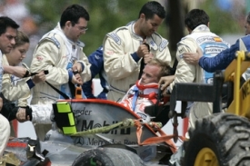 Finský pilot formule 1 Heikki Kovalainen v péči záchranářů.