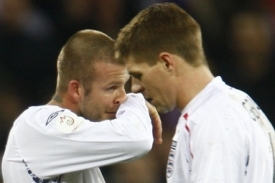 Smutek fotbalistů Anglie. Vlevo David Beckham, vpravo Steven Gerrard