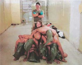 Snímky ponižování iráckých vězňů pobouřily celý svět.