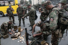 Gruzínští vojáci si připravují střelivo.