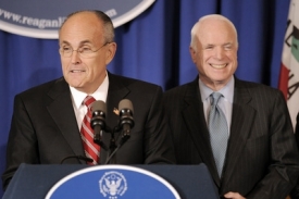 Rudolph Giuliani a senátor John McCain.