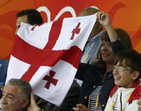 Gruzínská vlajka na tribuně olympijského sportoviště v Pekingu.