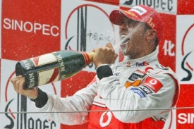 Lewis Hamilton z McLarenu slaví vítězství ve Velké ceně Číny.