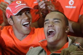 Lewis Hamilton slaví se svým bratrem zisk titulu šampiona fotrmule 1.