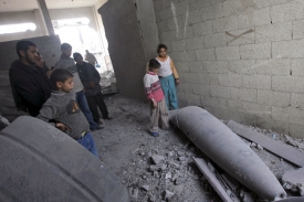 Palestinské děti si prohlížejí část rakety dopadlé na zem.