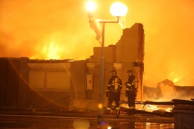 Hasiči zasahují při požáru Průmyslového paláce v Praze.