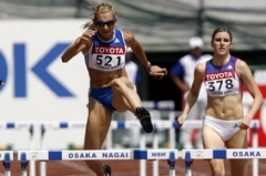 Zuzana Hejnová (vpravo) vylepšila na šampionátu v Ósace český rekord v běhu na 400 metrů překážek, k postupu do finále jí to však nestačilo.