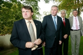 Ústecký hejtman Jiří Šulc (zcela vlevo) na schůzce s premiérem.