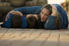 Matka s dětmi se kryje před raketami Hamasu na jihu Izraele.