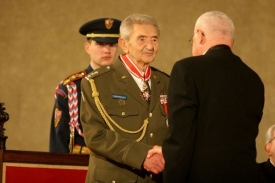 Václav Klaus vyznamenávý plukovníka Stanislava Hněličku.