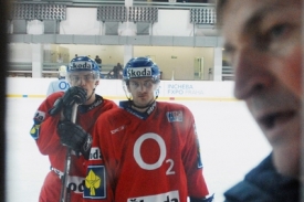 Jan Bulis (vlevo) a Jan Marek poslouchají trenéra Aloise Hadamcika.