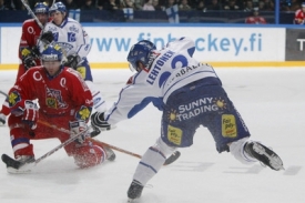 Finský hokejista Mikko Lehtonen v utkání proti Česku.