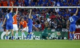 Italové (v modrém) avizují ofsjad, Nizozemci se radují z gólu.