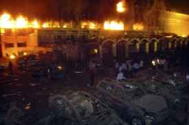 Plameny šlehaly ze zničeného hotelu téměř celou noc.