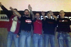 Snímek, na němž kandidáti Dělnické strany Hroch a Kadlec hajlují.